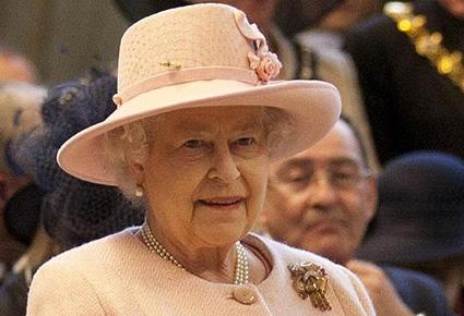 الملكة إليزابيث تشارك في حفل زفاف عام